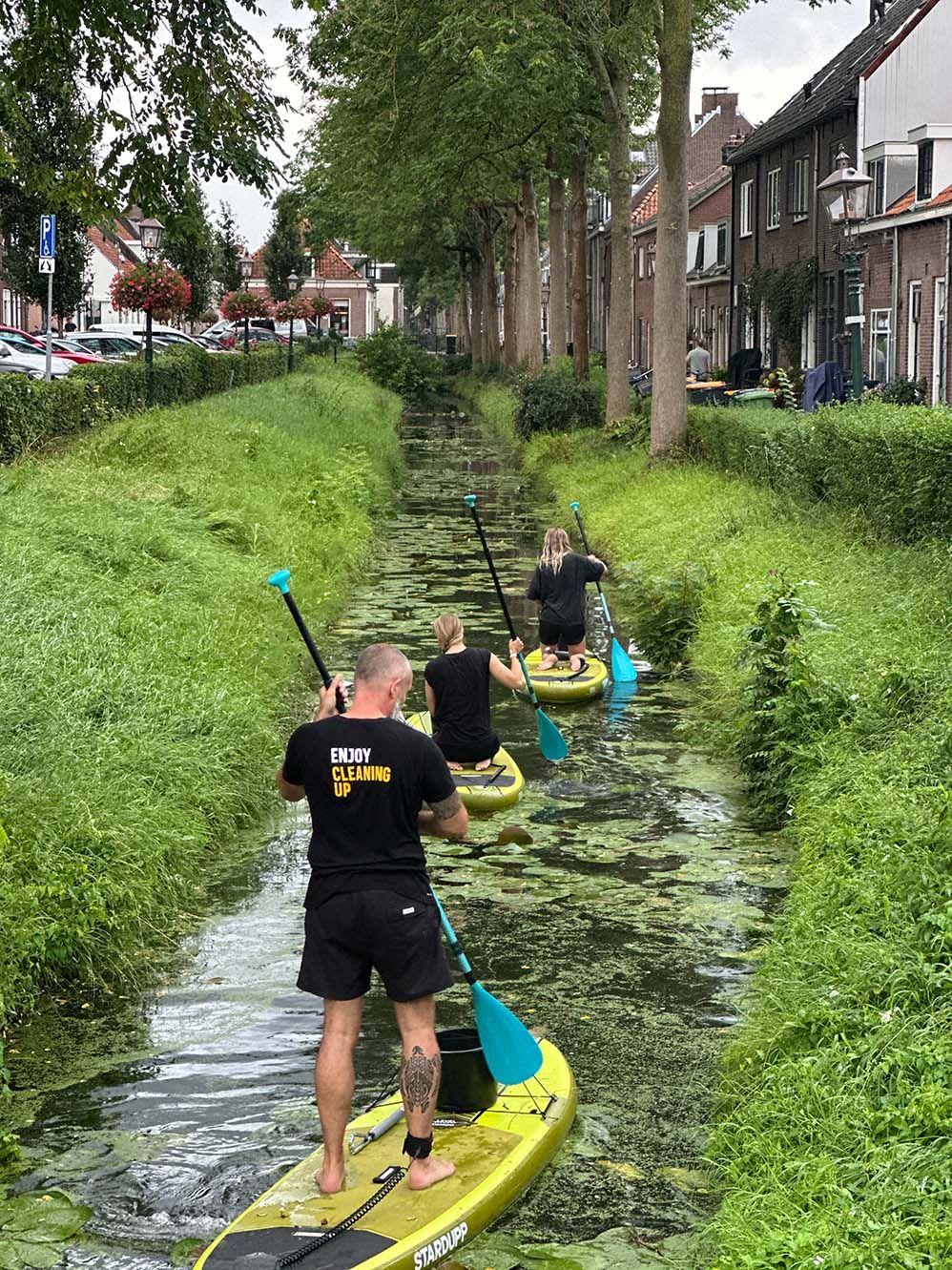 Opruimactie op het water met supboards
