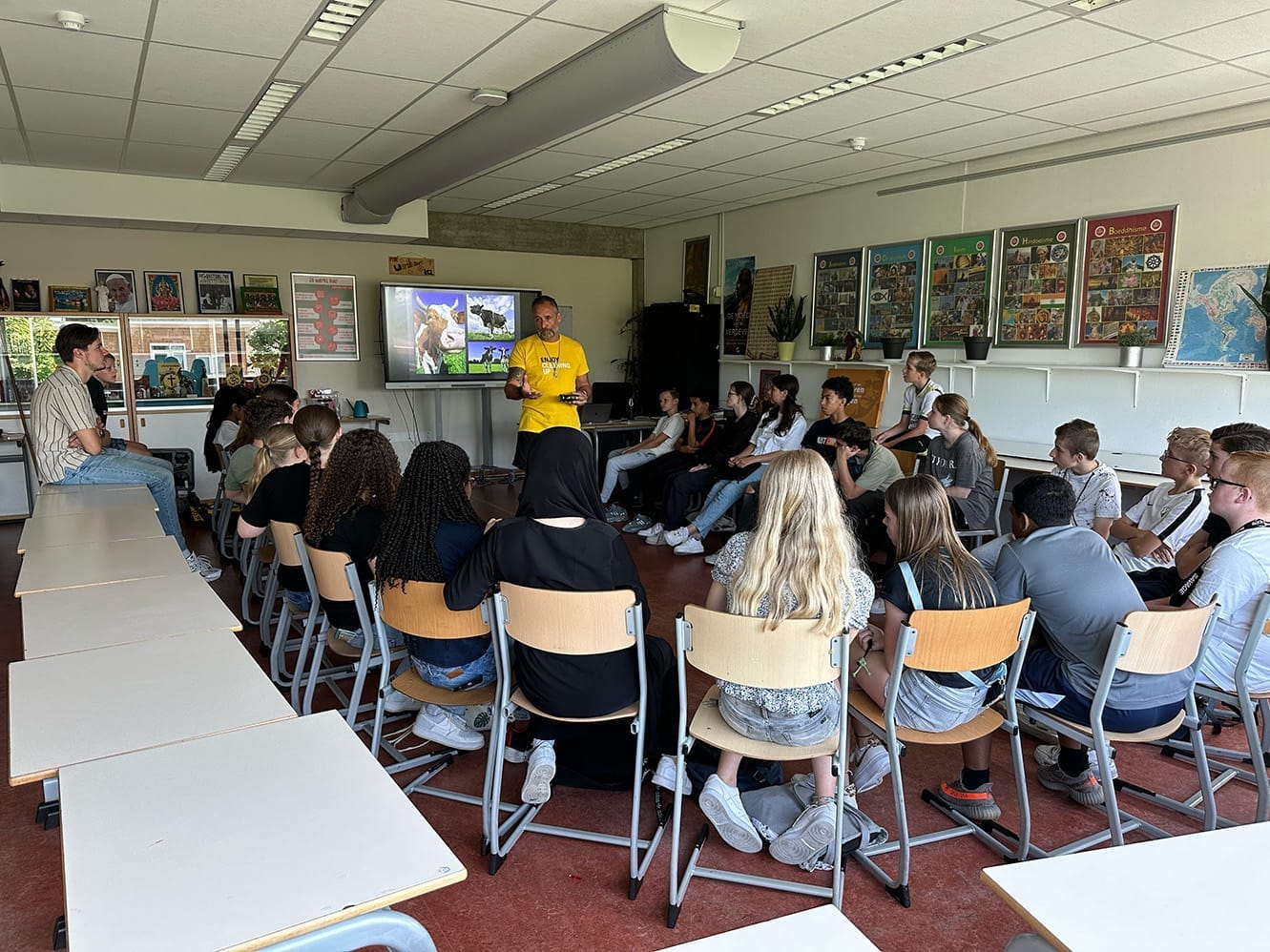 Leerlingen luisteren aandachtig tijdens voorlichting